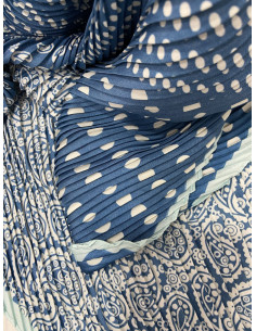 Pañuelo cuadrado azul plisado