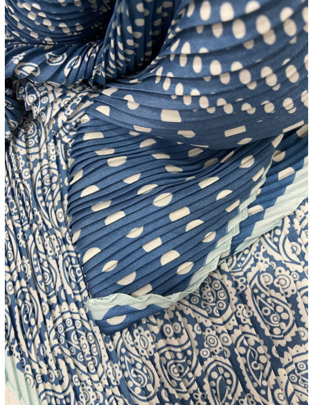 Pañuelo cuadrado azul plisado