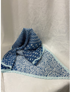 Pañuelo cuadrado azul plisado 2