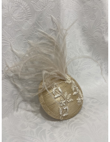 Tocado perlas y plumas